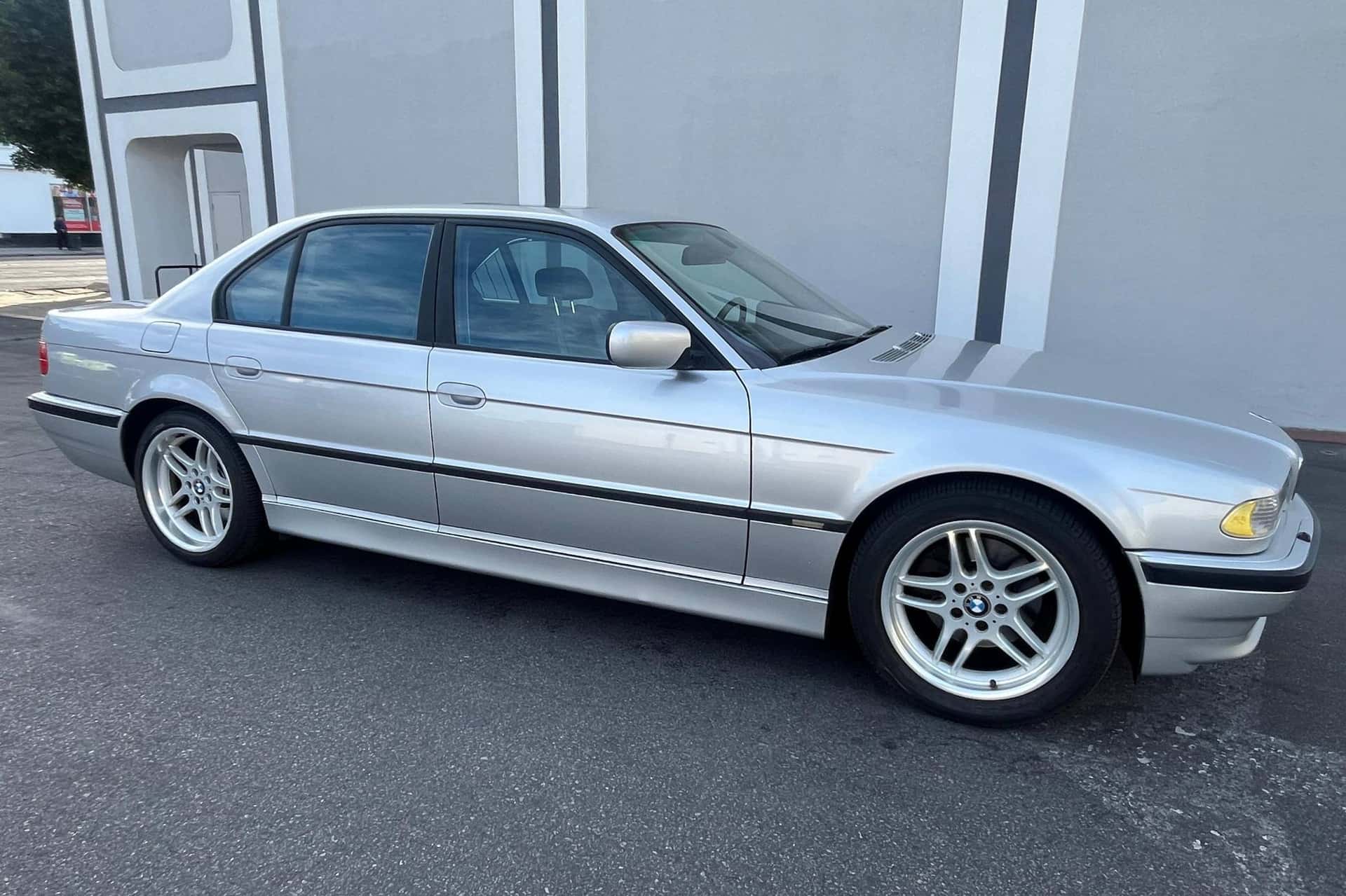 2001 BMW 7 Series sold for $7,600