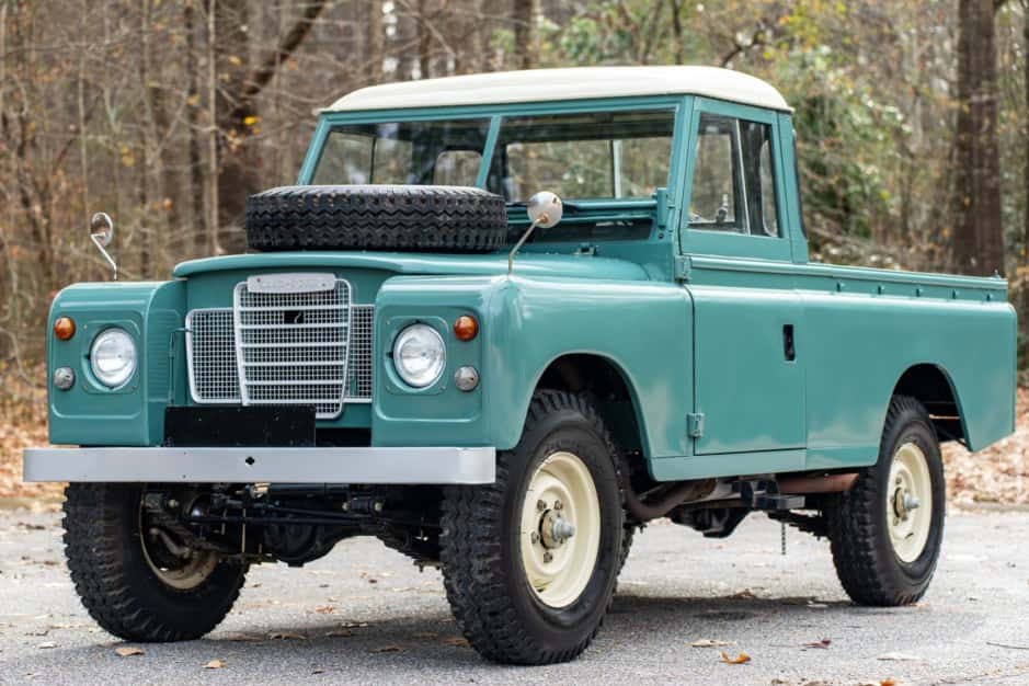 1973 Land Rover Series 109 sold for $16,250