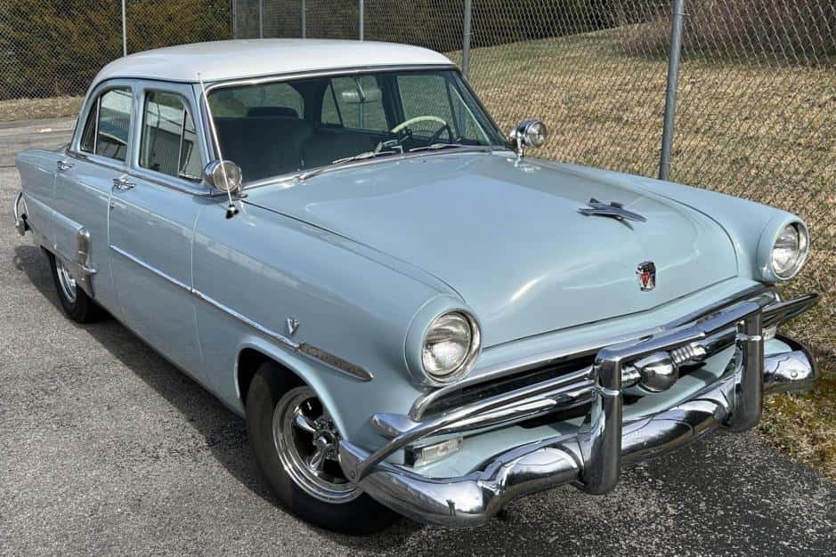 1953 Ford Customline sold for $9,272