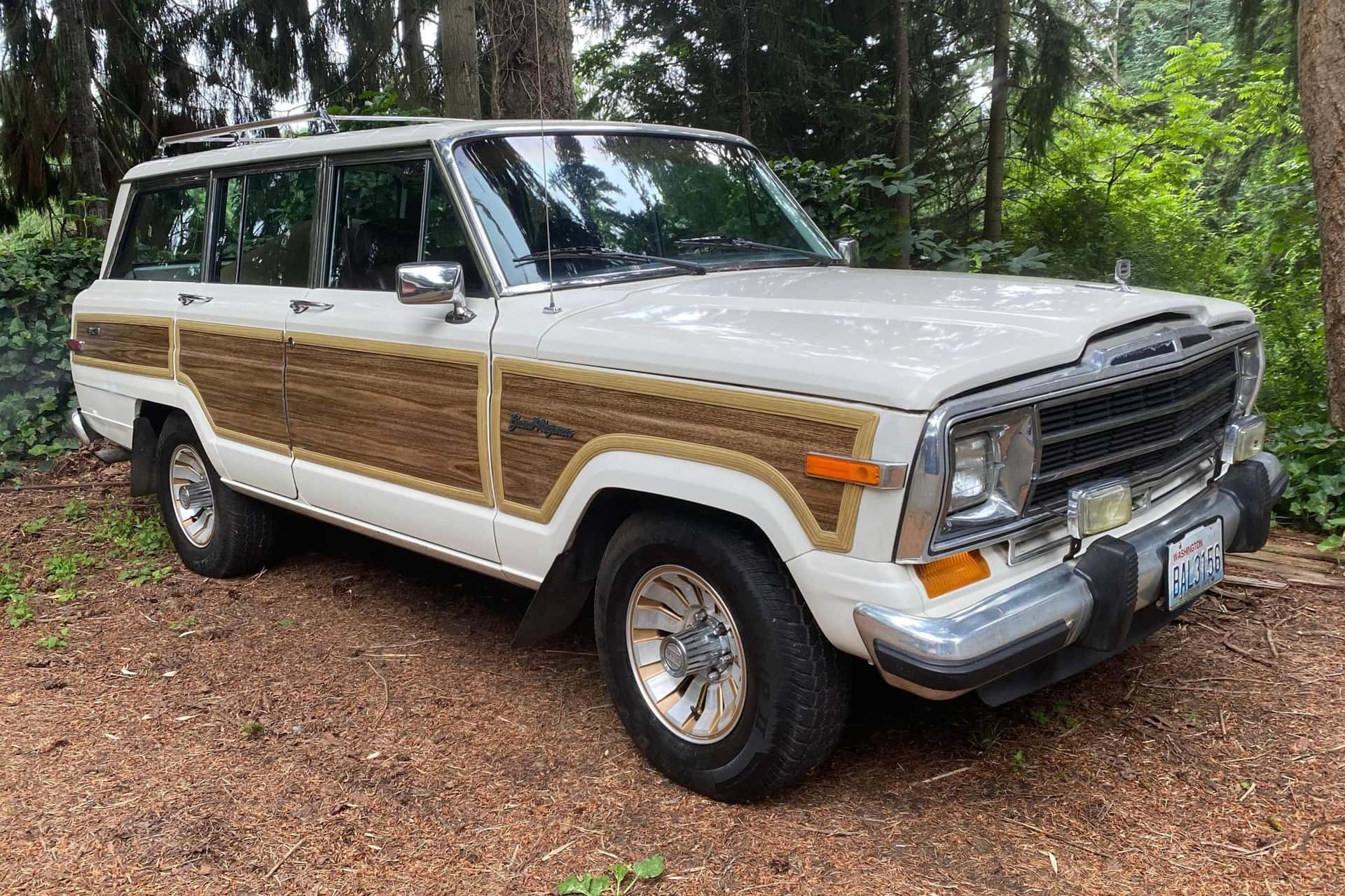 1987 Jeep Grand Wagoneer sold for $15,500