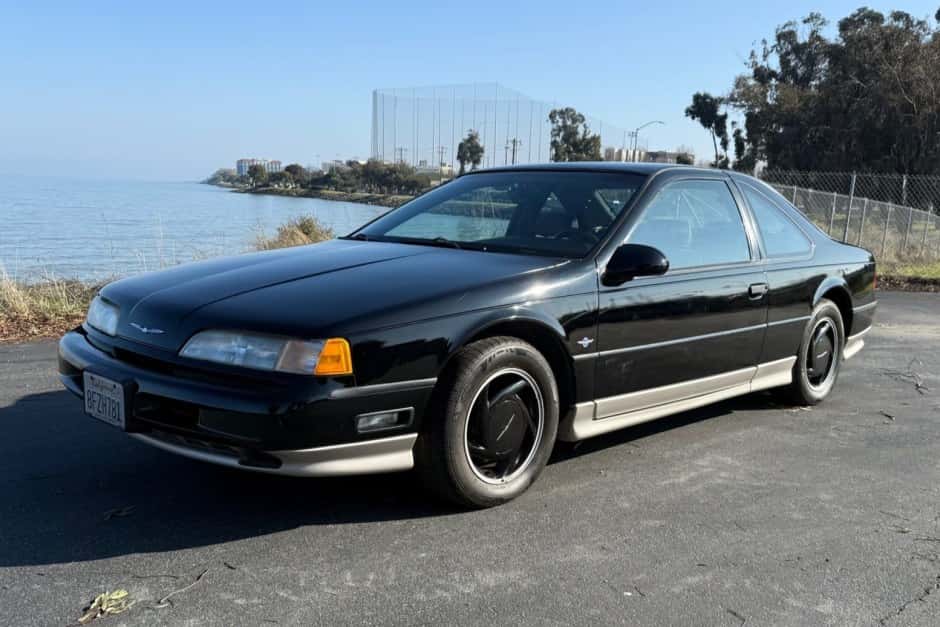 1990 Ford Thunderbird (1989-1997) sold for $3,600