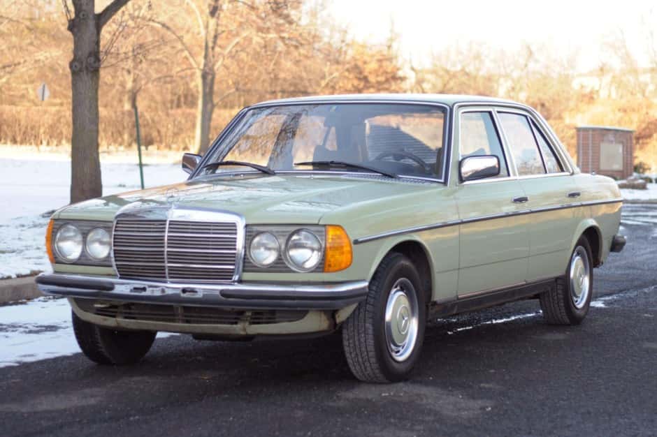 1976 Mercedes-Benz W123 sold for $4,500