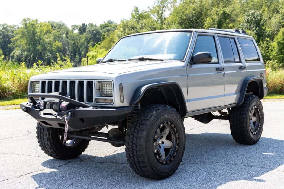 2001 Jeep XJ Cherokee sold for $8,250