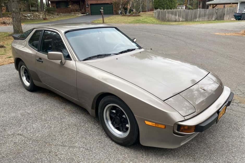 1984 Porsche 944 sold for $13,544