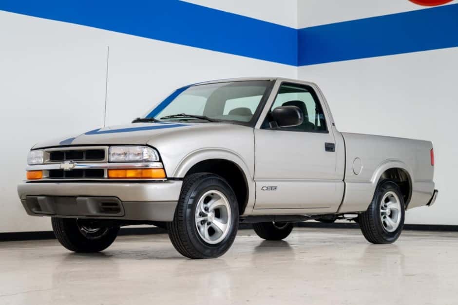 2001 Chevrolet S-10 (1994-2004) sold for $9,900