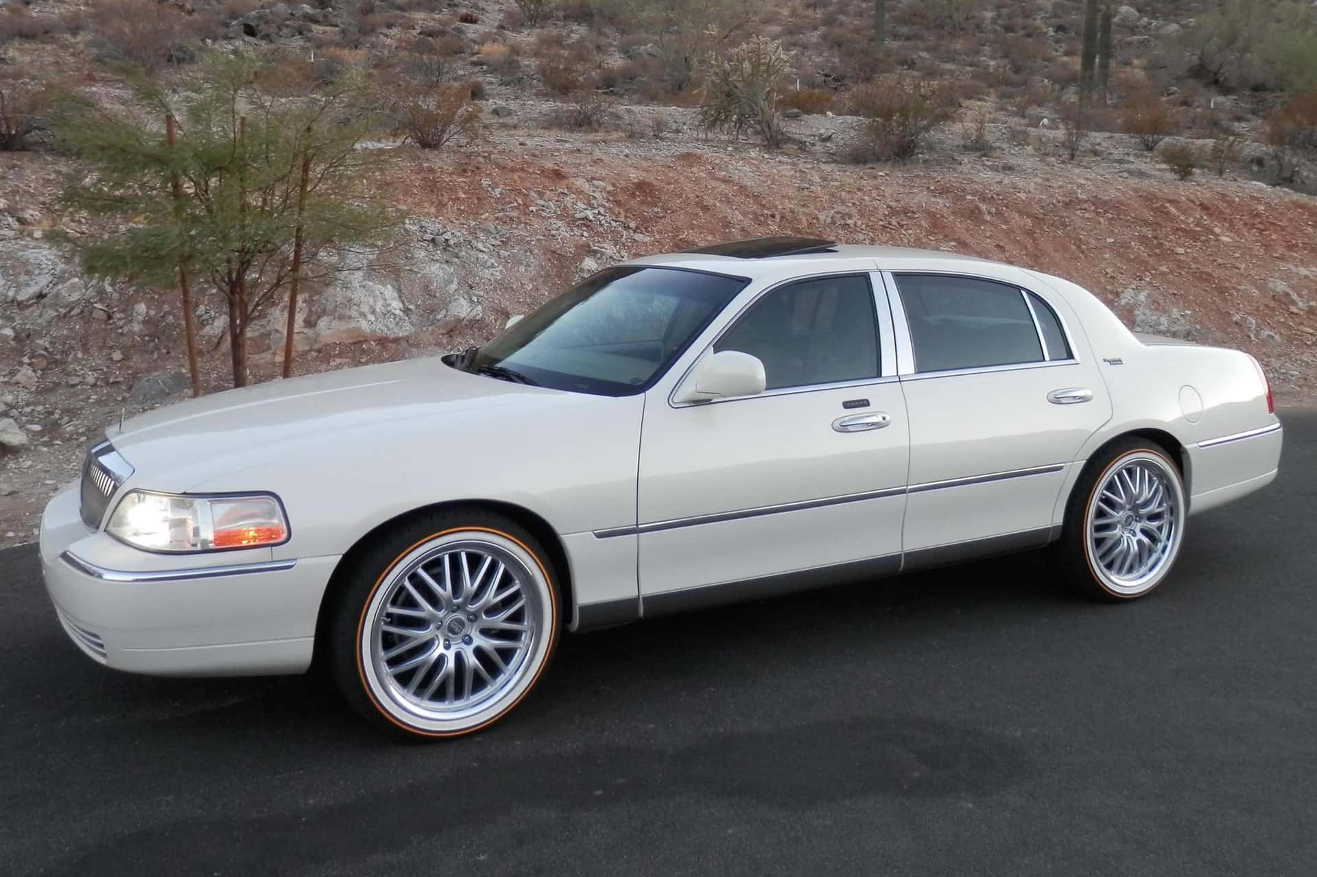 2007 Lincoln Town Car sold for $12,150