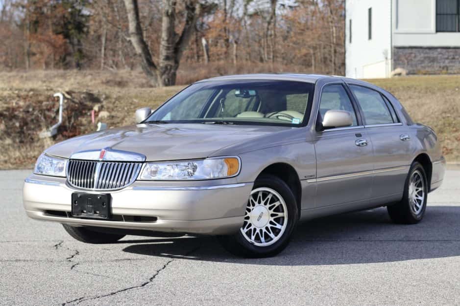2000 Lincoln Town Car sold for $13,300