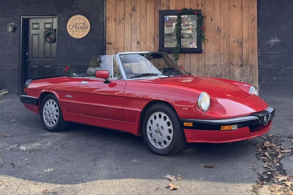 1986 Alfa Romeo 105/115 Spider Series 3 sold for $10,000