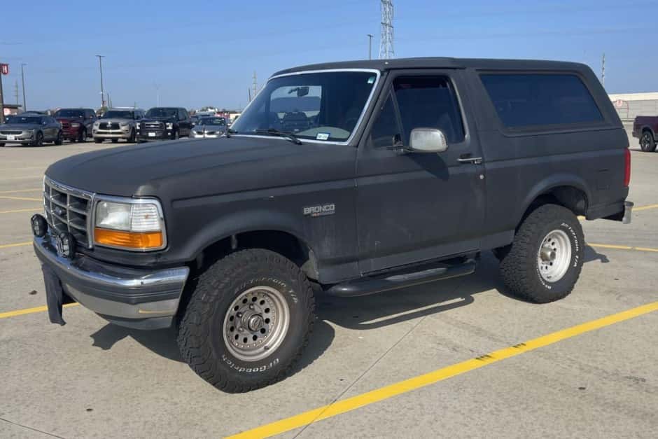 1992 Ford Bronco 4th-5th Generations 1987-1996 sold for $6,000