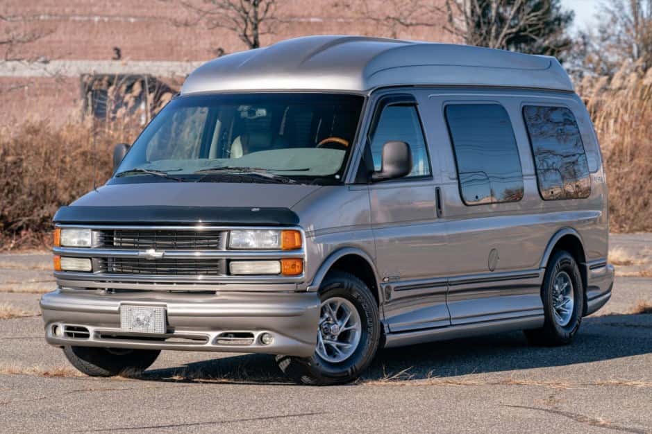 2001 Chevrolet Express sold for $19,000