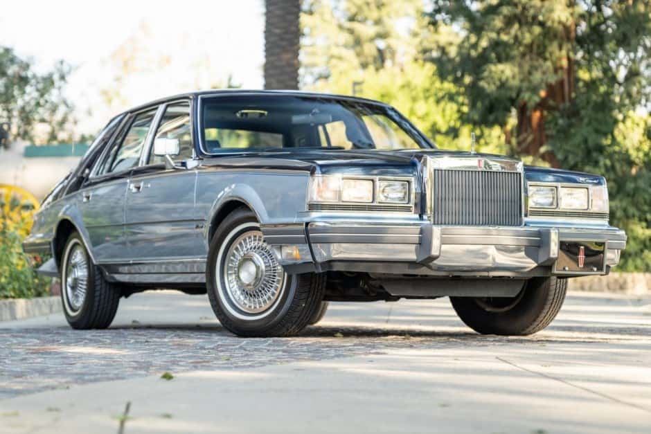 1982 Lincoln Continental (1982-1987) sold for $16,500