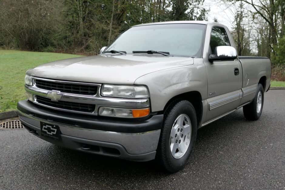2000 Chevrolet Silverado GMT800 (1999-2007) sold for $8,300