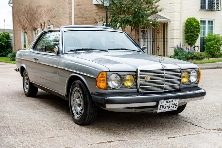 1982 Mercedes-Benz W123 sold for $4,500