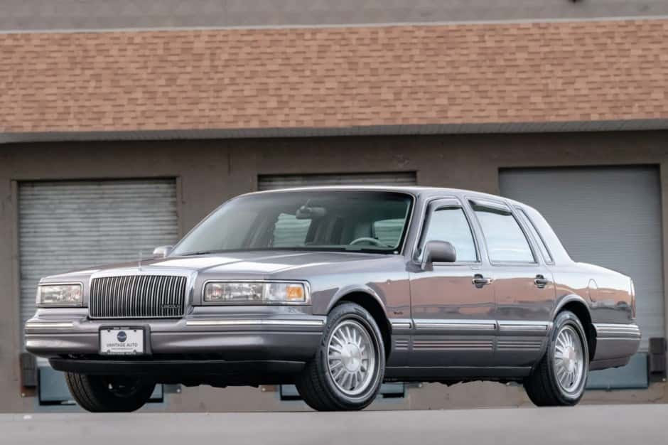 1995 Lincoln Town Car sold for $7,500