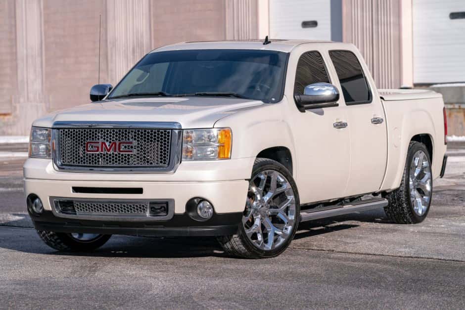 2013 GMC Sierra (GMT900 2007-2013) sold for $26,000