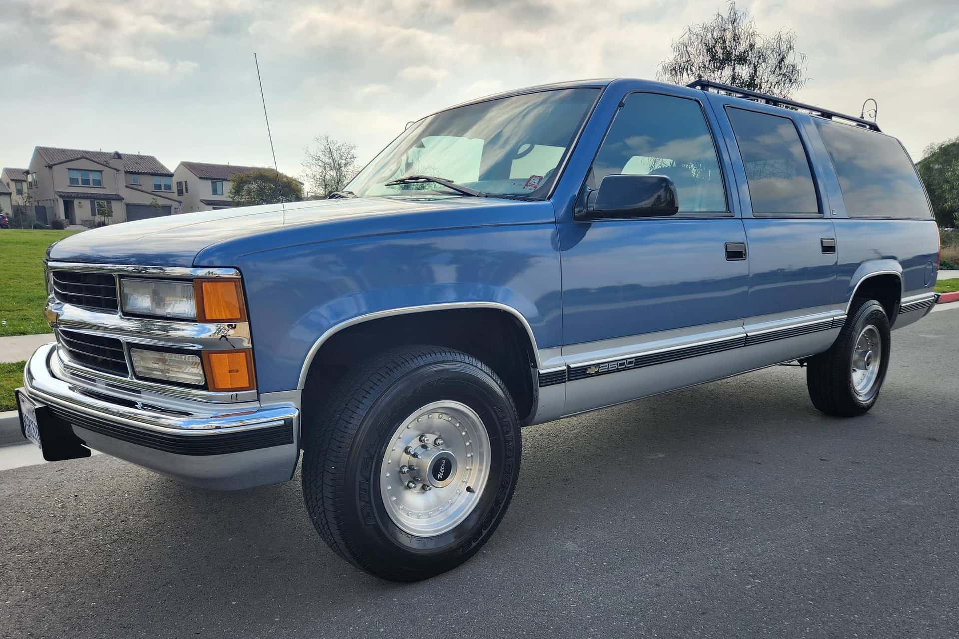 1995 Chevrolet Suburban sold for $8,677