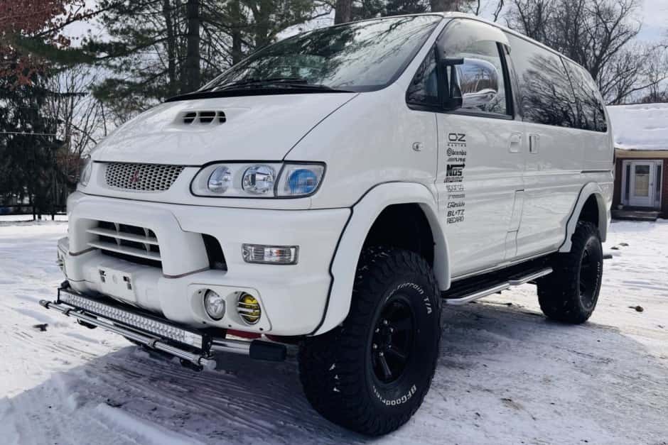1999 Mitsubishi Delica sold for $19,100