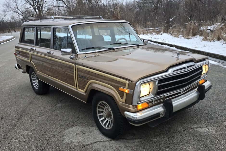 1988 Jeep SJ Grand Wagoneer sold for $15,250