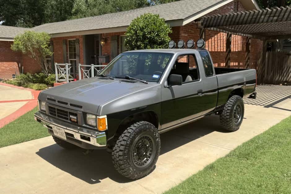 1986 Nissan Pickup sold for $8,200