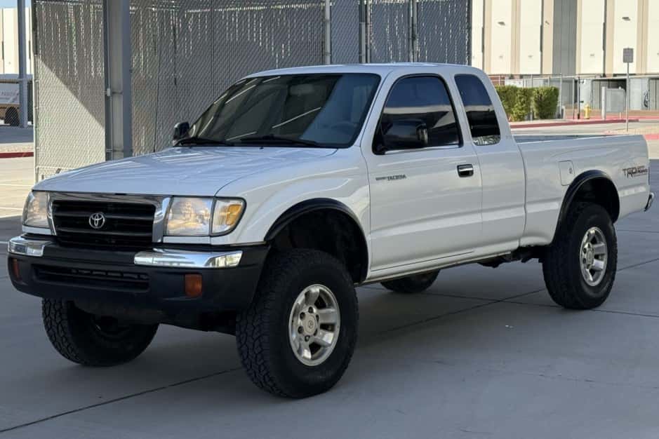 2000 Toyota Tacoma (N1X0 1995-2005) sold for $8,900