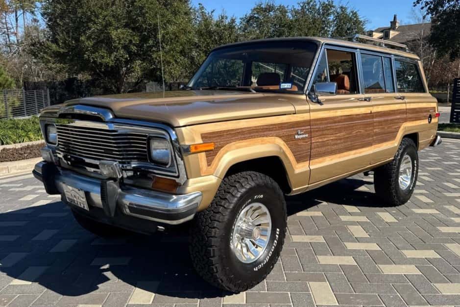1985 Jeep SJ Grand Wagoneer sold for $30,750