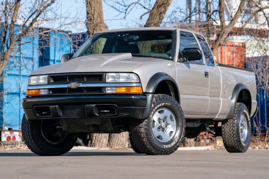 2003 Chevrolet S-10 (1994-2004) sold for $11,000