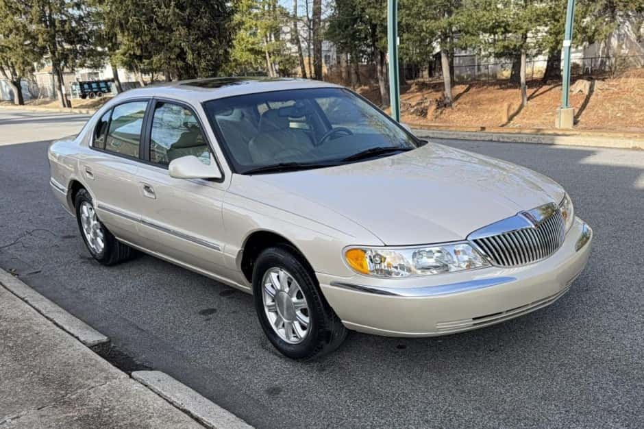2000 Lincoln Continental (1995-2002) sold for $10,750