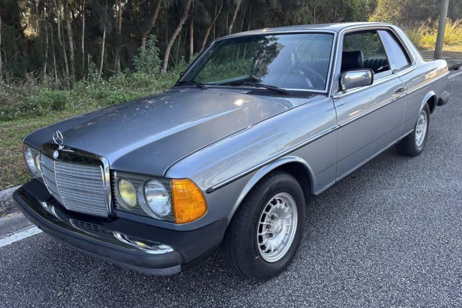 1983 Mercedes-Benz W123 sold for $15,750