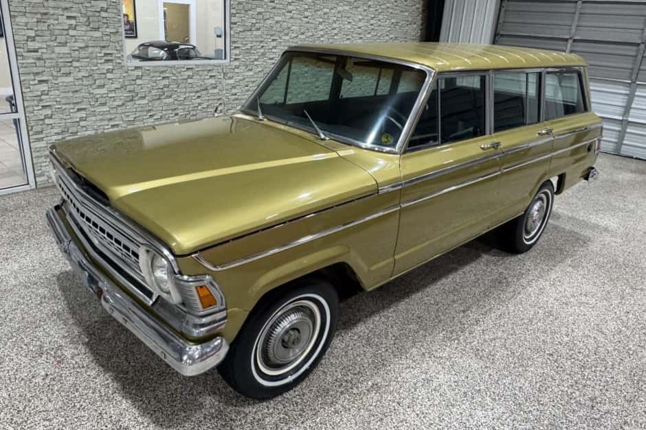 1971 Jeep SJ Wagoneer sold for $16,500