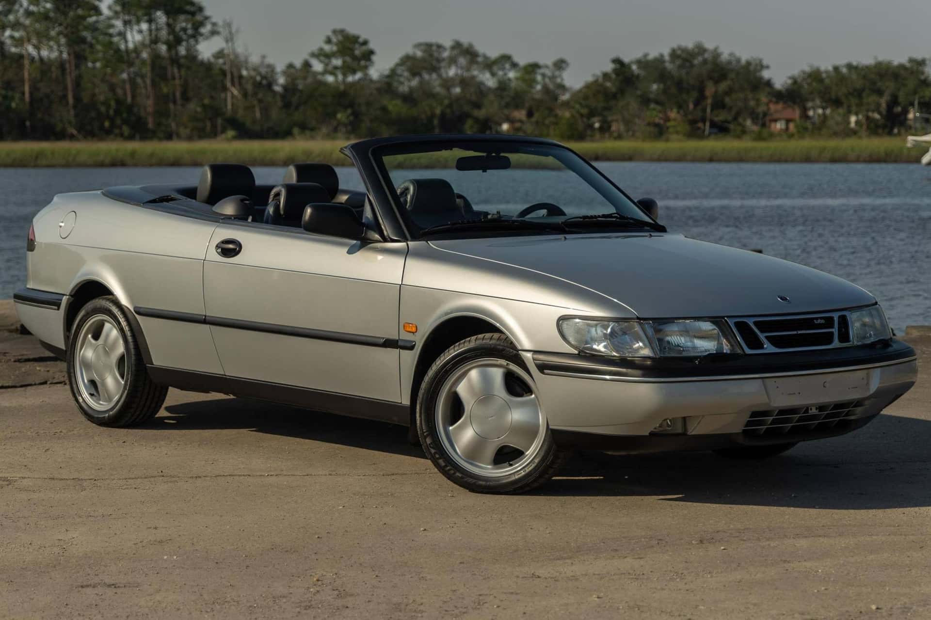 1995 Saab 900 sold for $7,550