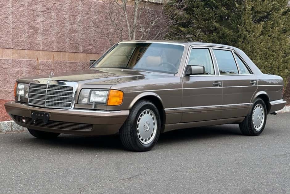 1987 Mercedes-Benz W126 S-Class sold for $33,000