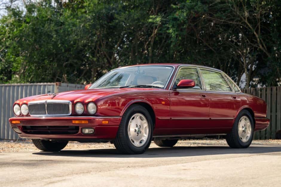 1995 Jaguar X300 XJ (1995-1997) sold for $3,700