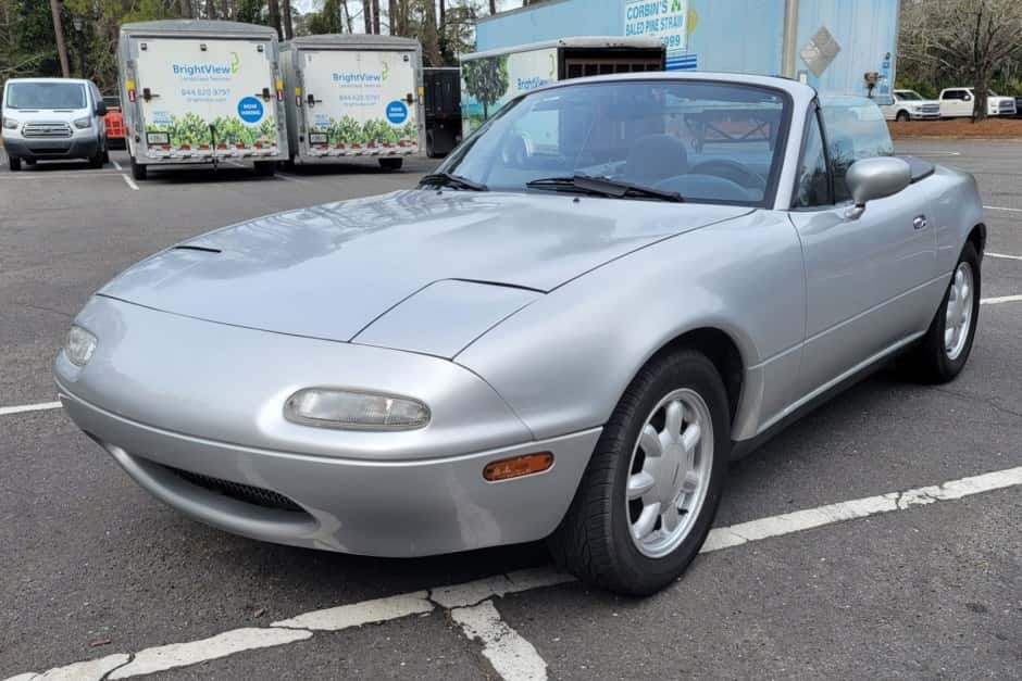1990 Mazda NA MX-5 Miata sold for $7,300