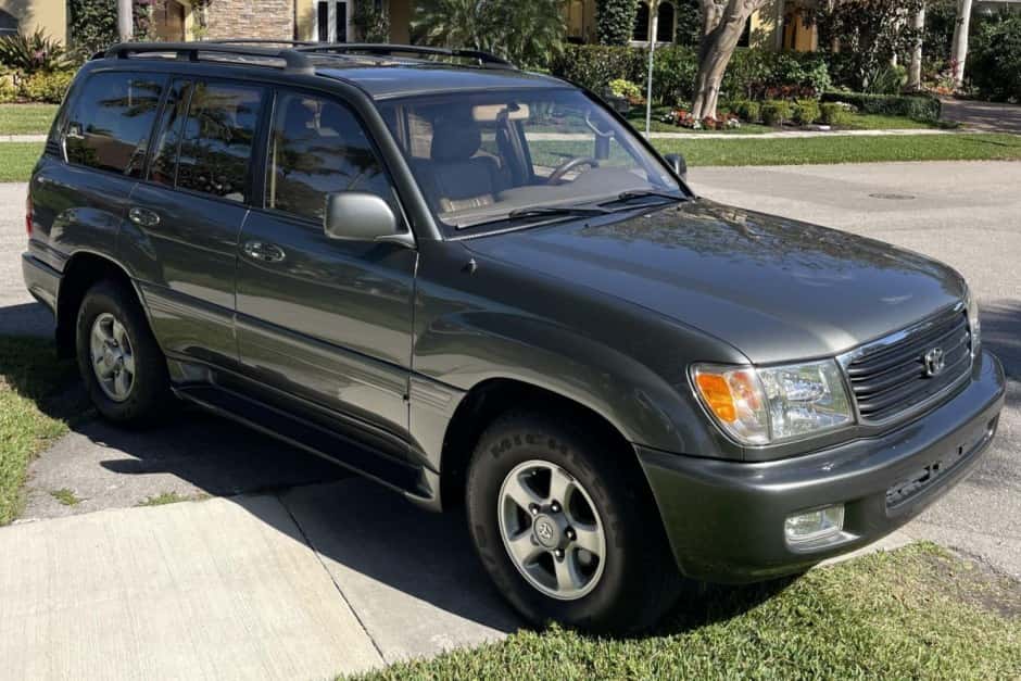 2000 Toyota Land Cruiser 100-Series sold for $7,900