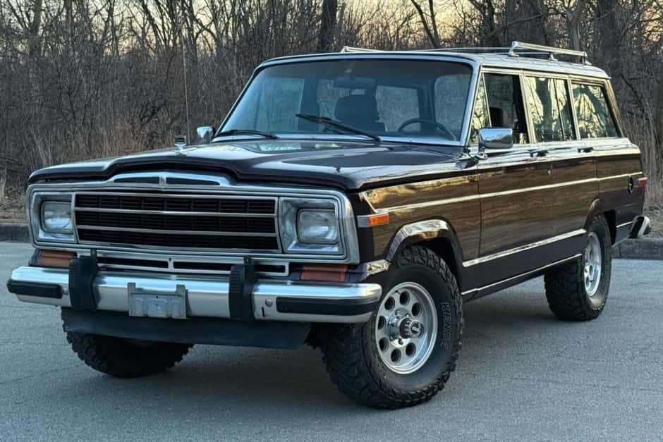 1987 Jeep SJ Grand Wagoneer sold for $10,000