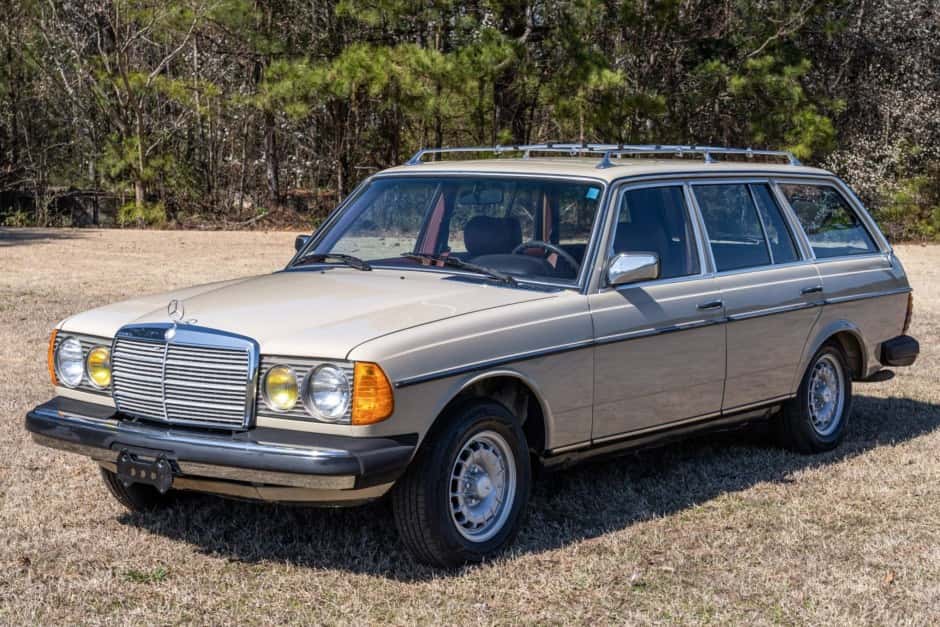 1981 Mercedes-Benz W123 sold for $28,250