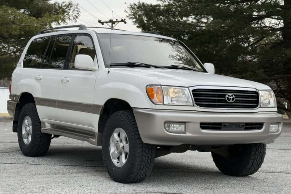 2000 Toyota Land Cruiser 100-Series sold for $15,500