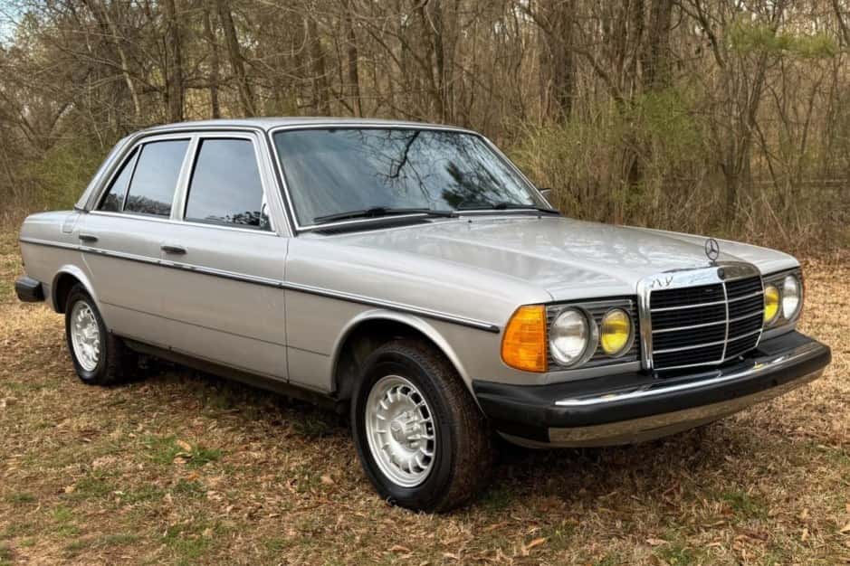1982 Mercedes-Benz W123 sold for $11,000