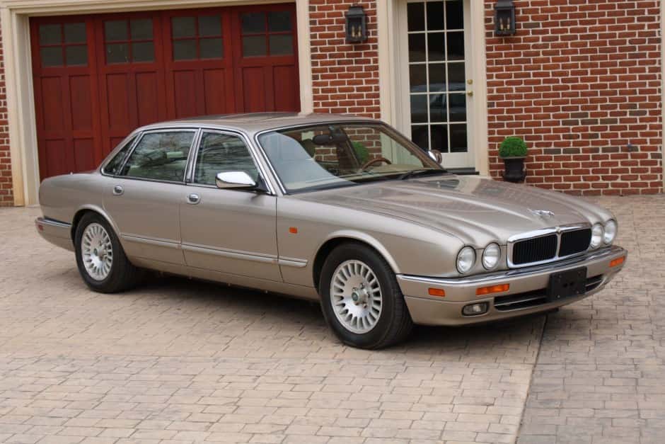 1995 Jaguar X300 XJ (1995-1997) sold for $16,000