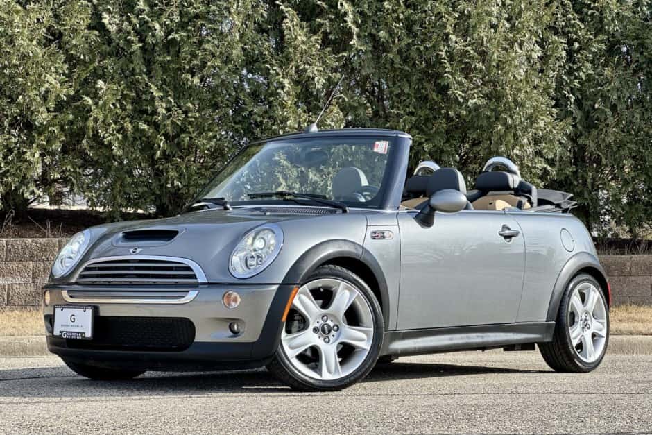 2005 Mini R52 Cooper Convertible sold for $8,100