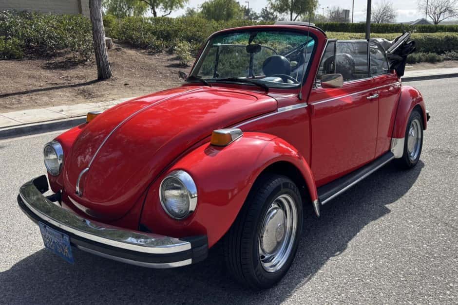 1977 Volkswagen Super Beetle sold for $12,500