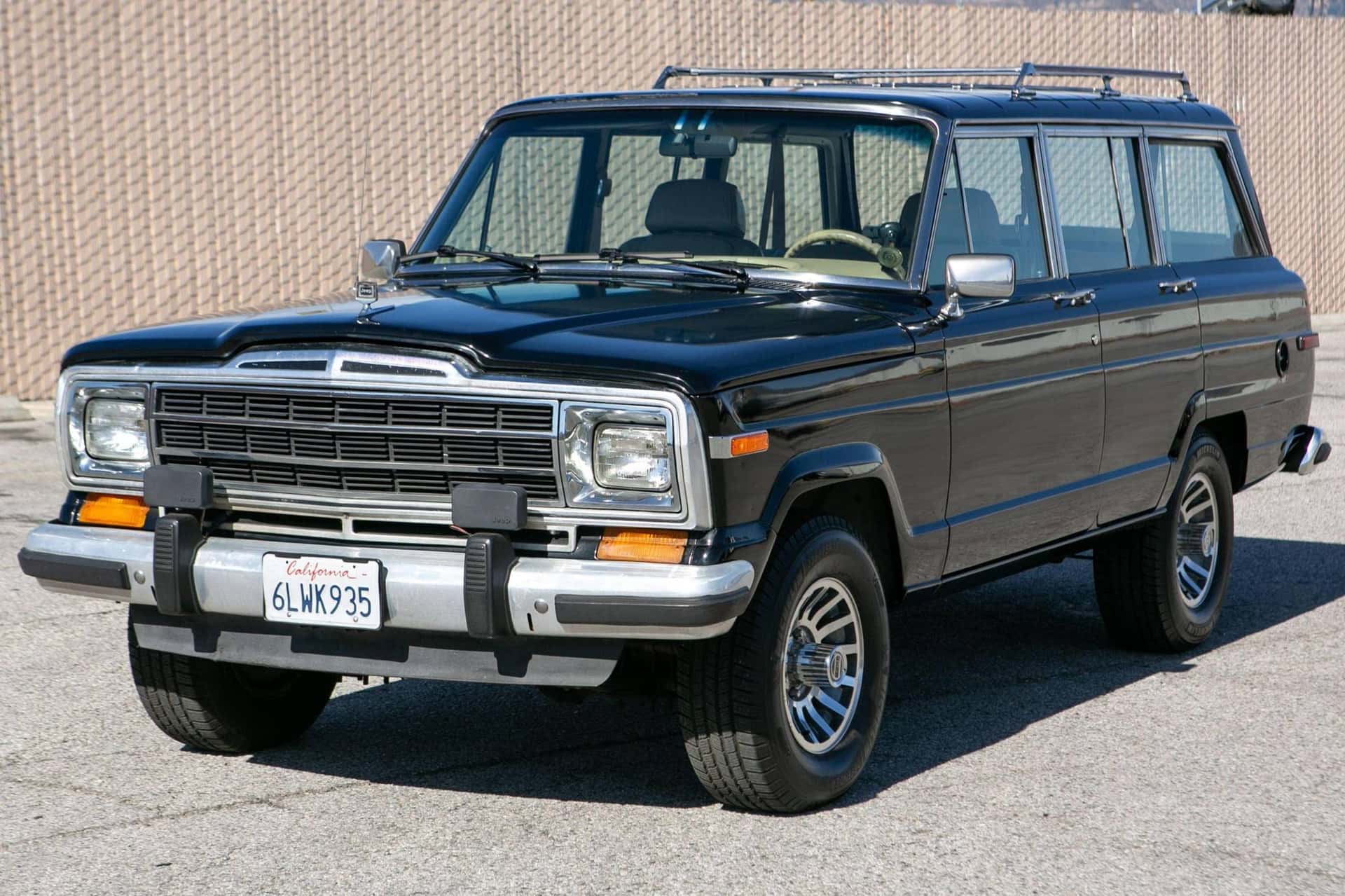 1989 Jeep Grand Wagoneer sold for $10,700