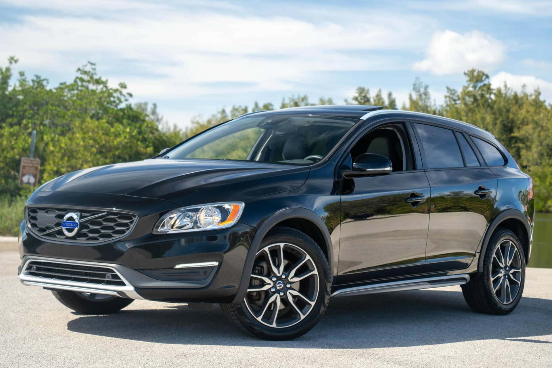 2015 Volvo V60 sold for $14,000