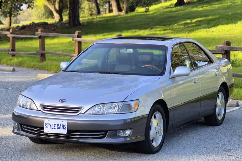 2000 Lexus ES sold for $8,100