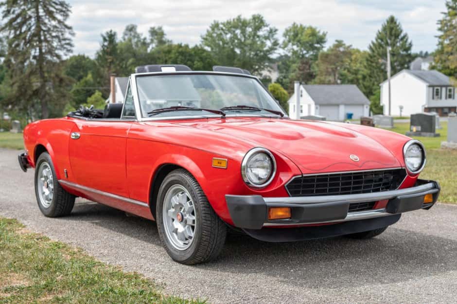 1982 Fiat 124 Spider (1966-1985) sold for $7,600