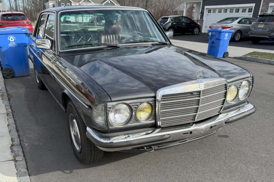 1985 Mercedes-Benz W123 sold for $3,378