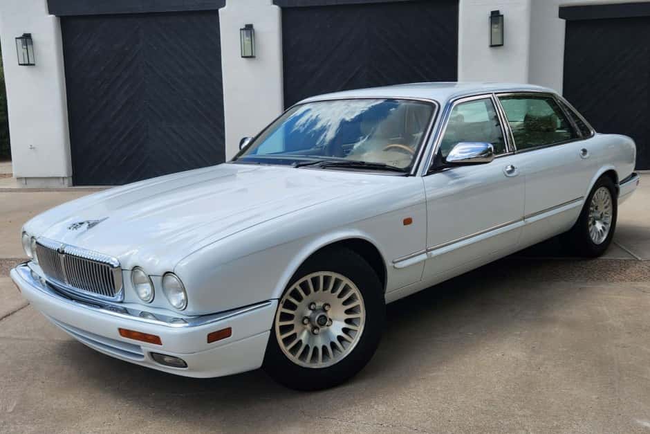 1996 Jaguar X300 XJ (1995-1997) sold for $8,200