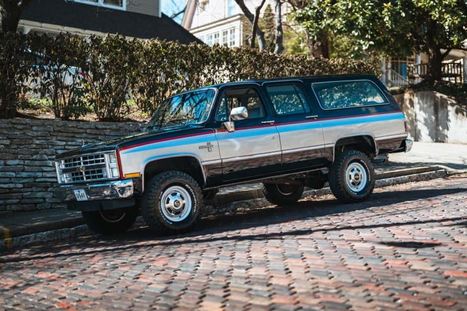 1985 Chevrolet Suburban (1973-1991) sold for $30,000