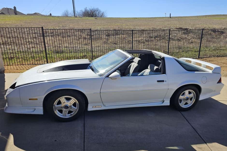 1992 Chevrolet Camaro 3rd Generation 1982-1992 sold for $13,500