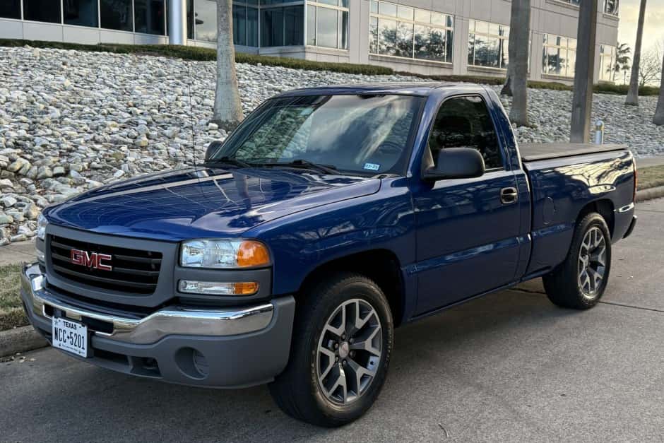 2003 GMC Sierra (GMT800 1999-2007) sold for $11,750